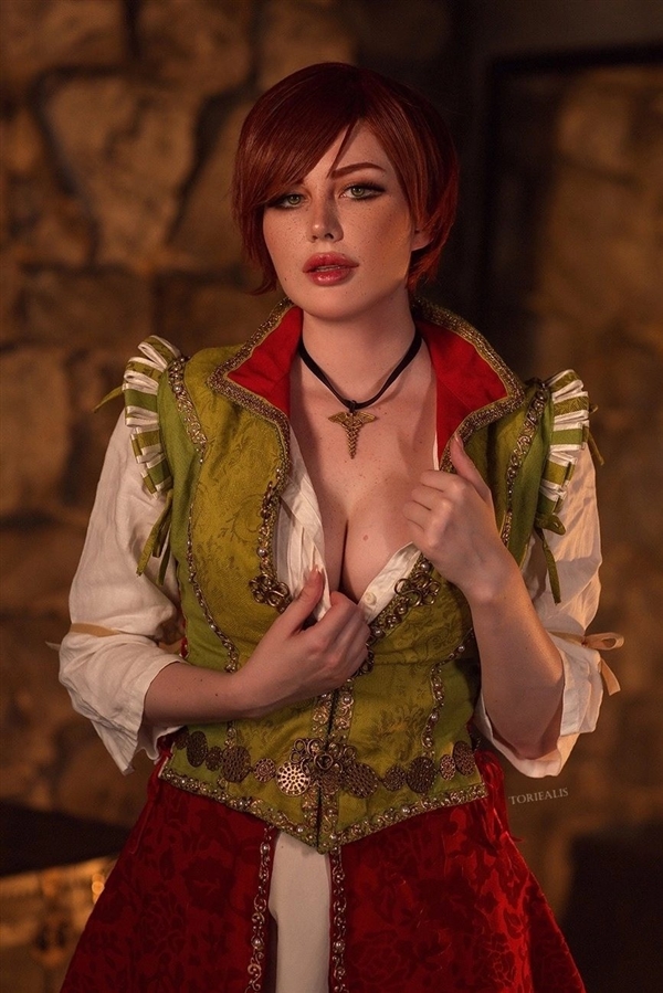 国外美女Cos《巫师3》希里美图 烈焰红唇性感热辣