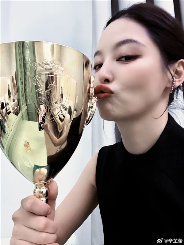 巩俐之后 39岁辛芷蕾夺威尼斯电影节影后:曝全票通过 晒自拍“感恩所有”