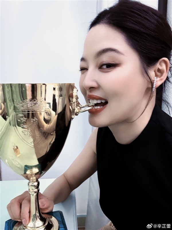 巩俐之后 39岁辛芷蕾夺威尼斯电影节影后:曝全票通过 晒自拍“感恩所有”