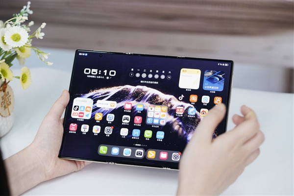 全球第2款三折叠!华为Mate XTs非凡大师图赏