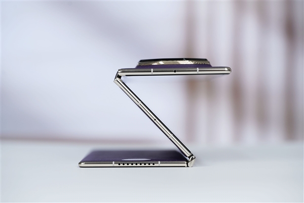 全球第2款三折叠!华为Mate XTs非凡大师图赏