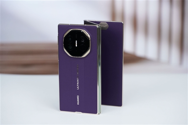 全球第2款三折叠!华为Mate XTs非凡大师图赏