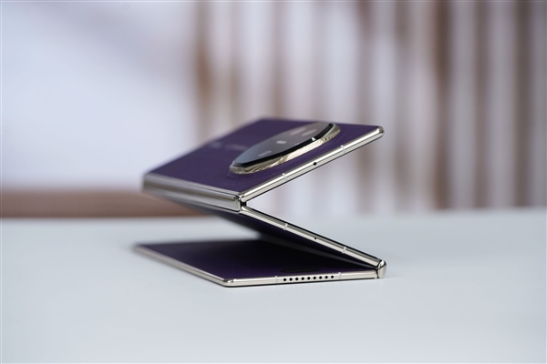 全球第2款三折叠!华为Mate XTs非凡大师图赏