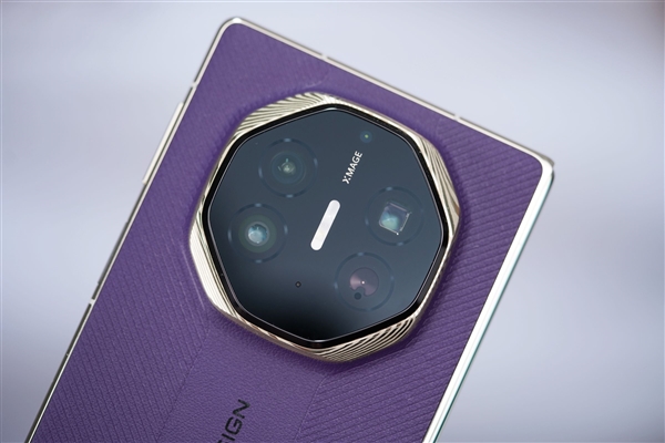 全球第2款三折叠!华为Mate XTs非凡大师图赏