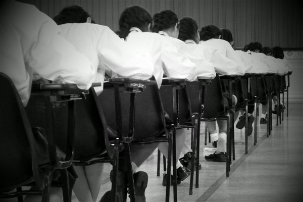 有小学建议不让老人接送小孩 网友吵翻:官方给的理由认可吗