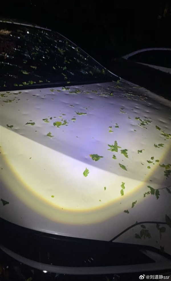 北京冰雹车盖被砸出气泡膜!车主:车玻璃砸碎 车身全是坑
