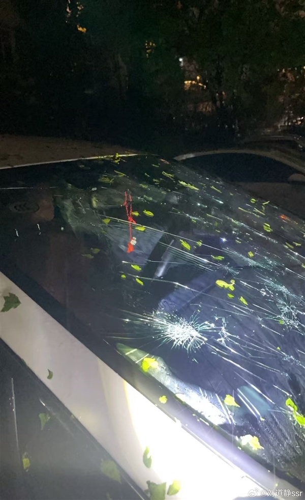 北京冰雹车盖被砸出气泡膜!车主:车玻璃砸碎 车身全是坑