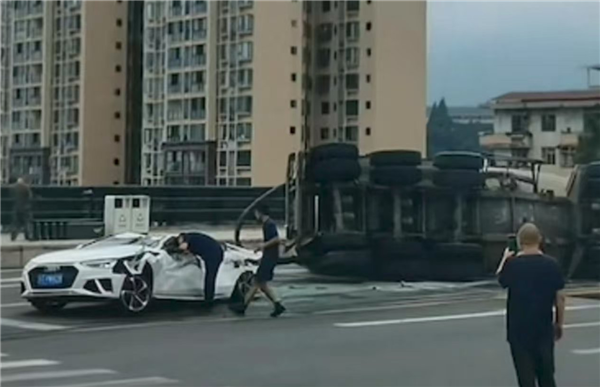 奥迪A4L被水泥罐车压顶车主几乎无伤 奥迪送出一台A5L新车