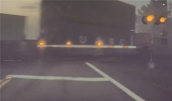 特斯拉FSD被指在铁路口无法识别火车 美监管机构已介入调查