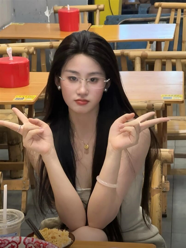 网红刘一菲走红：本人承认蹭刘亦菲流量