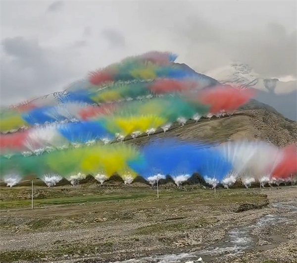 始祖鸟在喜马拉雅山脉放烟花引争议 蔡国强工作室:用的环保材料