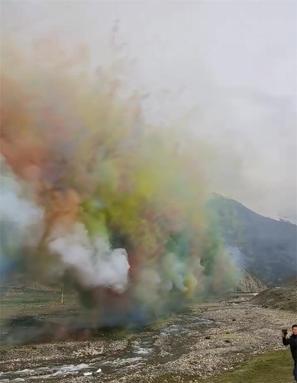 始祖鸟在喜马拉雅山脉放烟花引争议 蔡国强工作室:用的环保材料