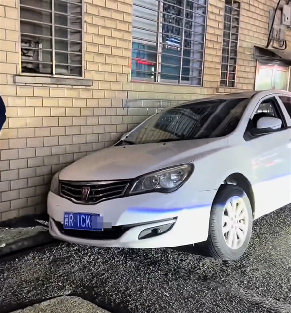 男子将车开到沟里连续三天找银行维权 网友:技术人品都有问题