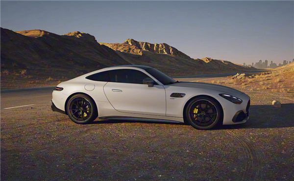 配“地表最强量产四缸机” 全新AMG双门跑车上市:售价没破百!