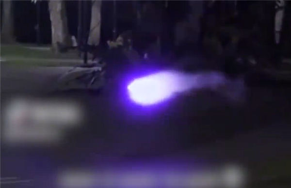 曝新加坡多地出现“球形闪电”:浑身冒紫光在路上弹跳