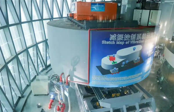 台风“桦加沙”来袭 广州塔1200吨“定塔神器”出现明显摆动