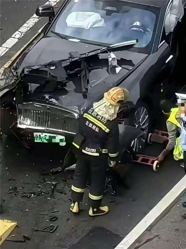 知名车评人陈震发生交通事故 座驾劳斯莱斯闪灵维修费或超百万：曾称买车损险不划算