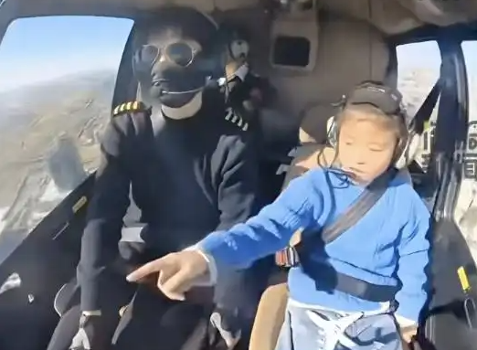 男子国庆开飞机带女回老家:300公里仅用80分钟 油费200多元