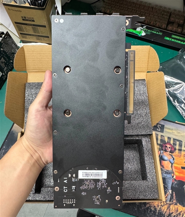 32GB大显存RTX 4080 SUPER现身:要价9200元