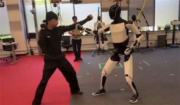 马斯克晒特斯拉人形机器人练功夫:由AI驱动 不是遥控