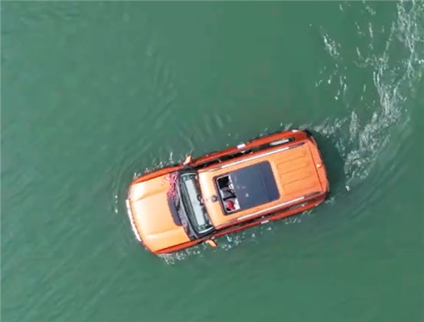 奇瑞总裁李学用详解纵横G700水中航行：两台推进器总推力3000N