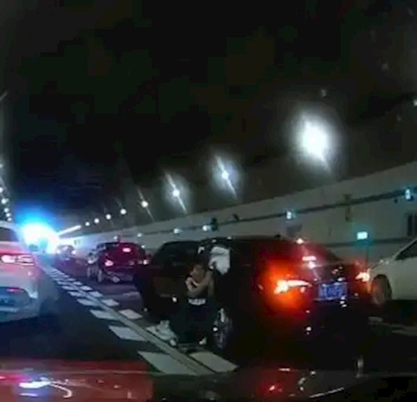 行车记录仪拍下10岁男孩跪地拦车救母感动全网 妈妈回应：儿子说害怕我没了