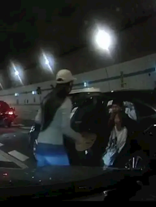 行车记录仪拍下10岁男孩跪地拦车救母感动全网 妈妈回应：儿子说害怕我没了