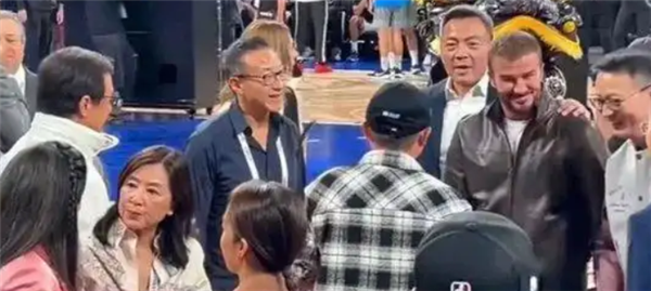 马云现身NBA中国赛场观战！身旁大佬云集：吴泳铭 成龙 贝克汉姆等并排观赛