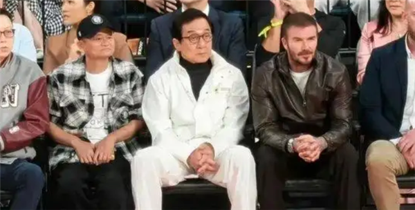马云现身NBA中国赛场观战！身旁大佬云集：吴泳铭 成龙 贝克汉姆等并排观赛