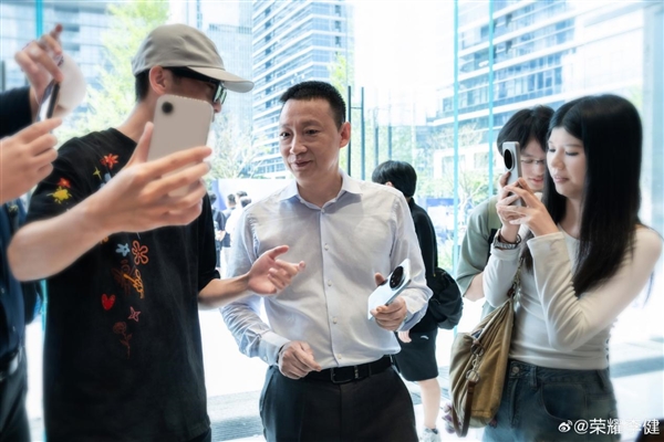 深圳湾崛起AI新地标上《新闻联播》 荣耀阿尔法全球旗舰店：从智慧体验殿堂到产业样本的蜕变