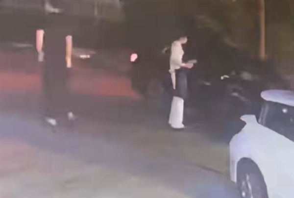 6人开奔驰轿车在餐馆消费370元逃单 网友:还超载了