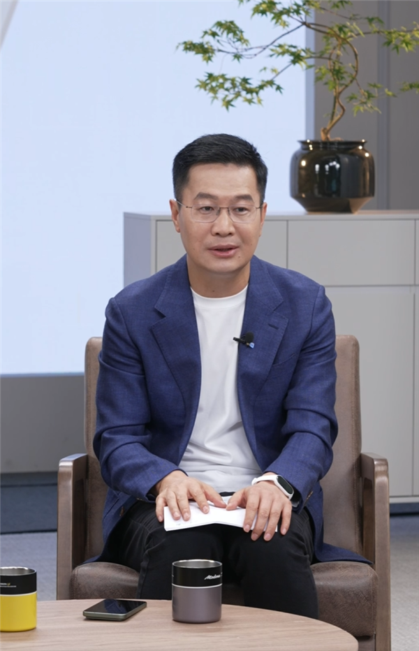 小米17 Pro Max销量最好!卢伟冰称小米17团队年终奖考虑翻倍