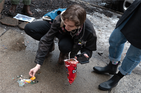 水泥地惊现“老鼠坑” 美国这条路火了!新研究带来反转:坑是松鼠砸的