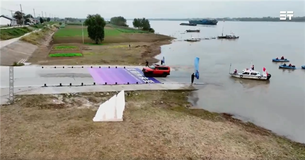 奇瑞越野车成功挑战横渡长江:水深20米 姿态稳如船