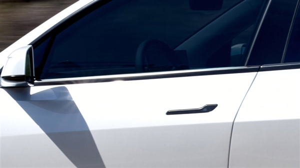 多人事故后被困死车内!欧盟监管机构发难电子式门把手