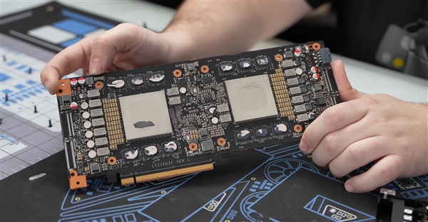仅仅1万元！华为Atlas 300I DUO AI推理卡首次拆解：双芯合体 薄如蝉翼