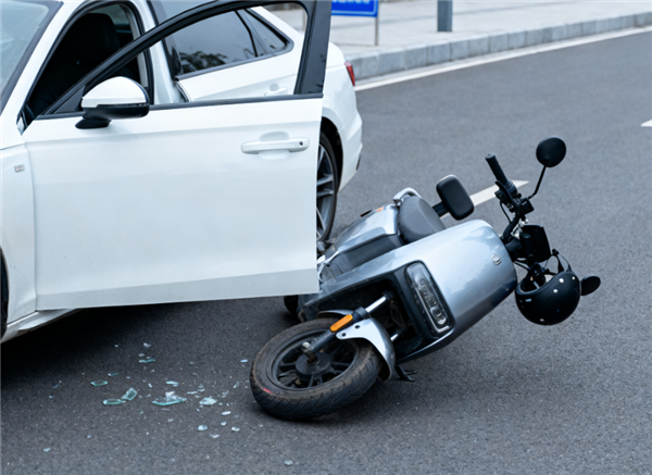 乘客开门杀撞伤人!司机未买商业险 需自负200万元赔偿