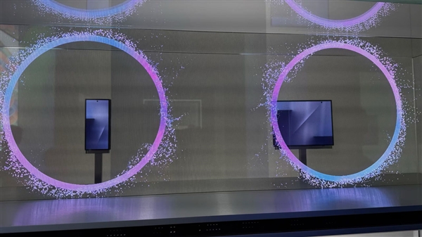 安卓史上第一款!三星三折叠屏亮相:跟华为方案有区别