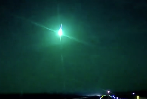 北方多地夜空现不明发光飞行物:不排除人造物体坠落