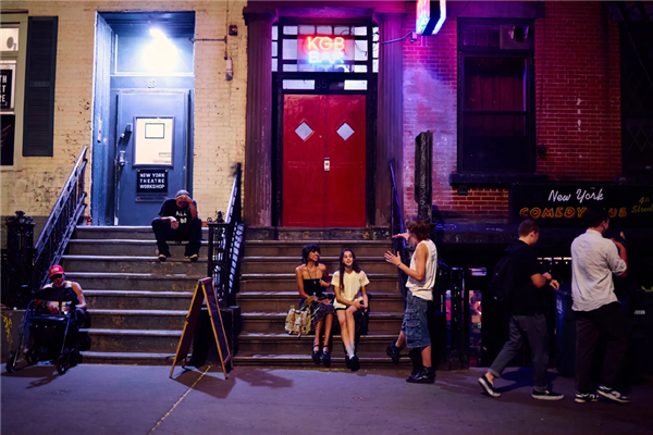 为了健康 年轻人就差啃绿化带了