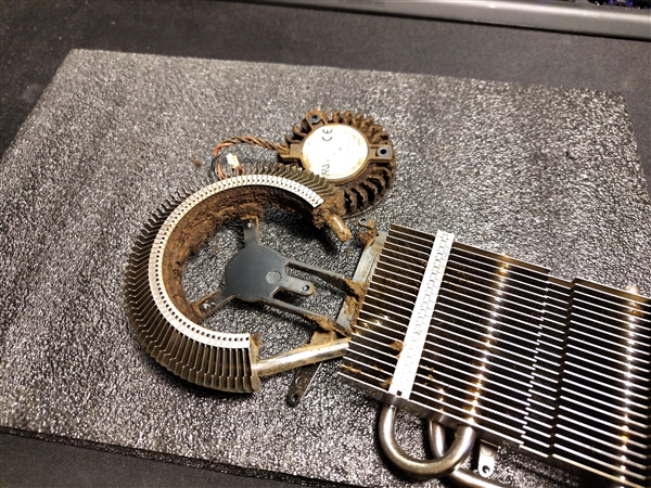 拆开后触目惊心！被吸烟者用了17年的9800GT显卡：看一眼感觉要得肺癌