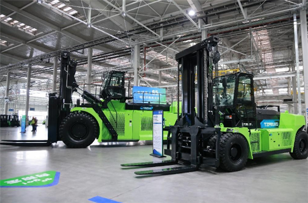 突破极限!全球最大65吨级锂电平衡重叉车下线