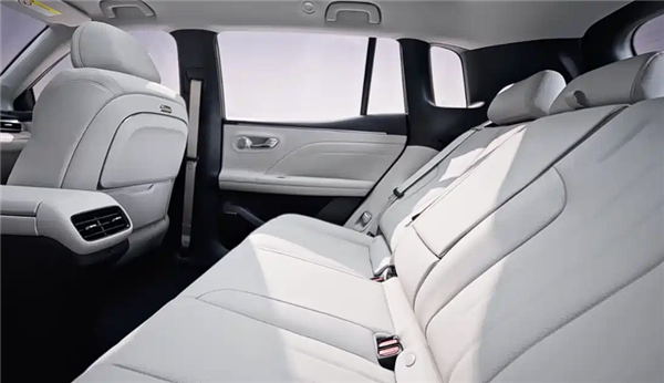 一升油发3.73度电 广汽埃安首款增程i60上市：10.48万起开卷