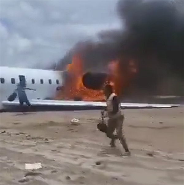 刚果金一架飞机降落时坠毁起火:机上乘客拍下全过程