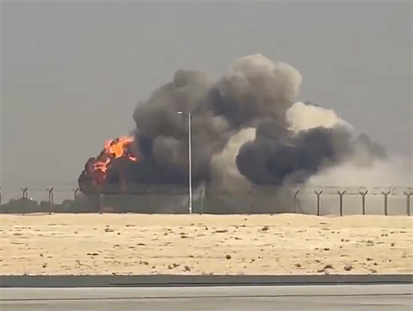 印度光辉战机坠毁画面曝光 目击者:没看到飞行员弹射