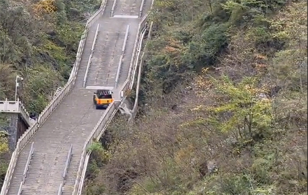 奇瑞复刻路虎攀爬天门山天梯 结果溜车撞断护栏!景区回应:游客暂时上不了天梯