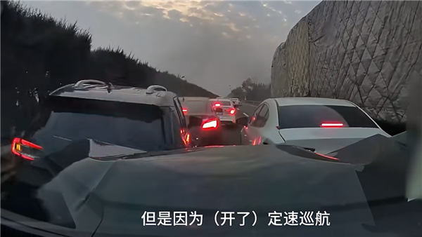 女子高速上连撞四车甩锅给定速巡航:我踩了 没刹住