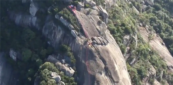 男子悬崖坠落200米被树救下 利用周边树枝烤火取暖  26小时后获救