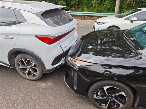 贵不贵 理想MEGA追尾前车定损28000:大灯一颗将近1万