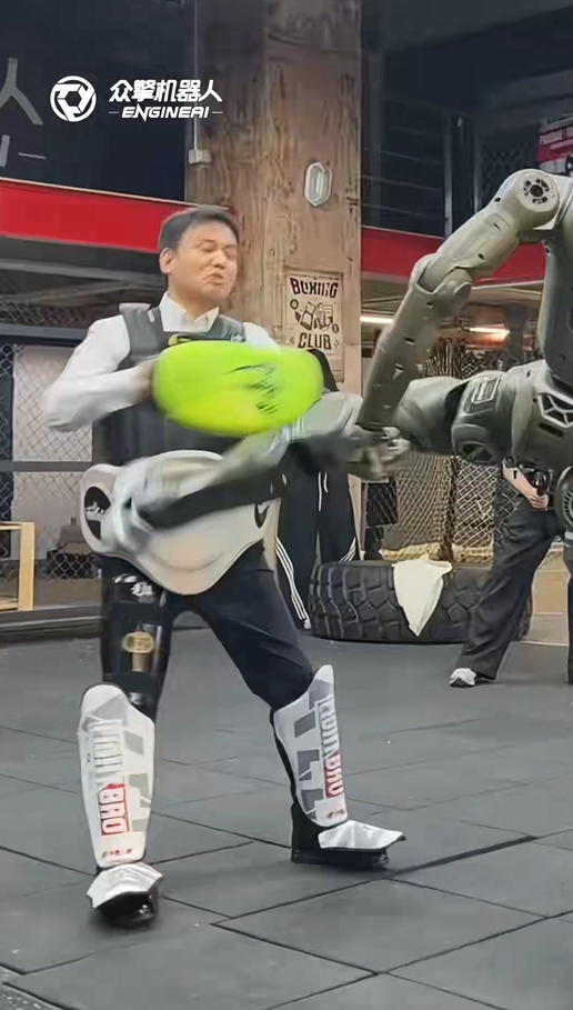 太残暴了！众擎T800人形机器人一脚把自家CEO踹翻在地 网友：多少带了点私人恩怨